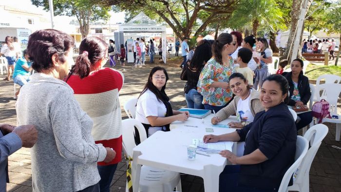 FAMÍLIA NA PRAÇA REÚNE CENTENAS DE PESSOAS.